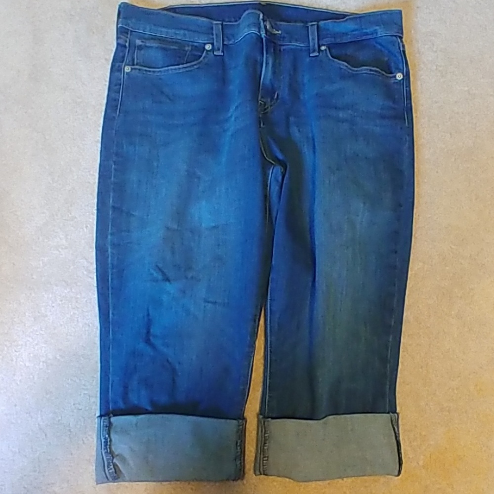 Levis capris